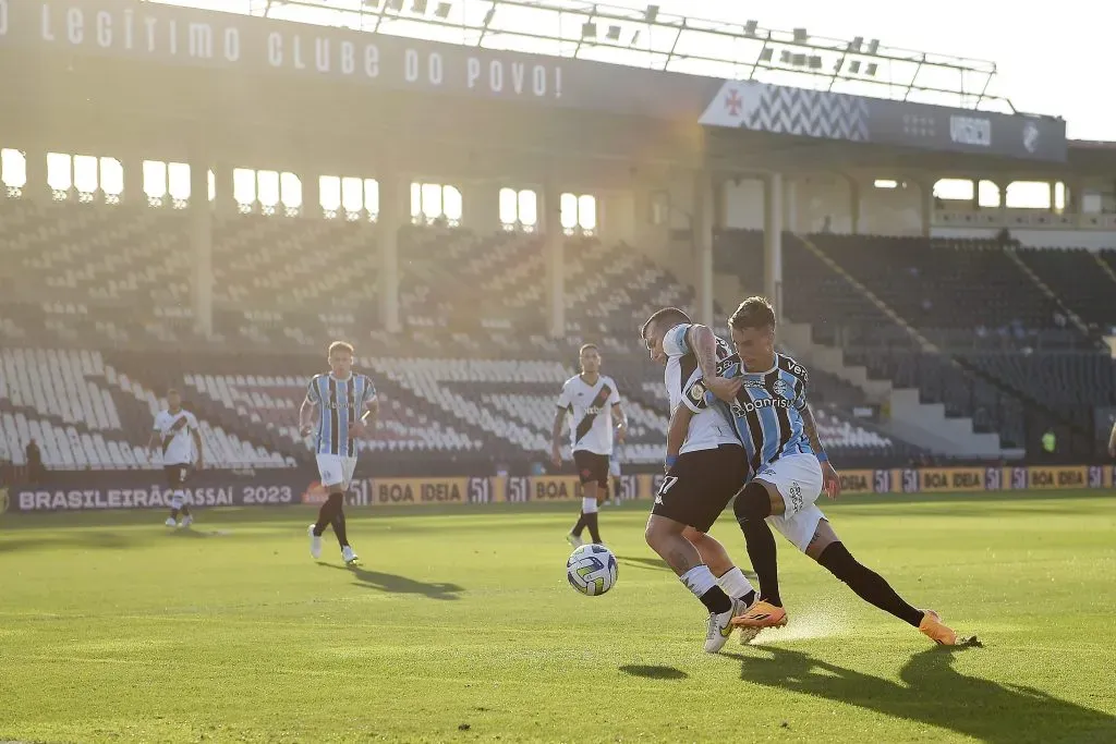 Gary Medel em ação contra o Grêmio. (Photo by Alexandre Loureiro/Getty Images)