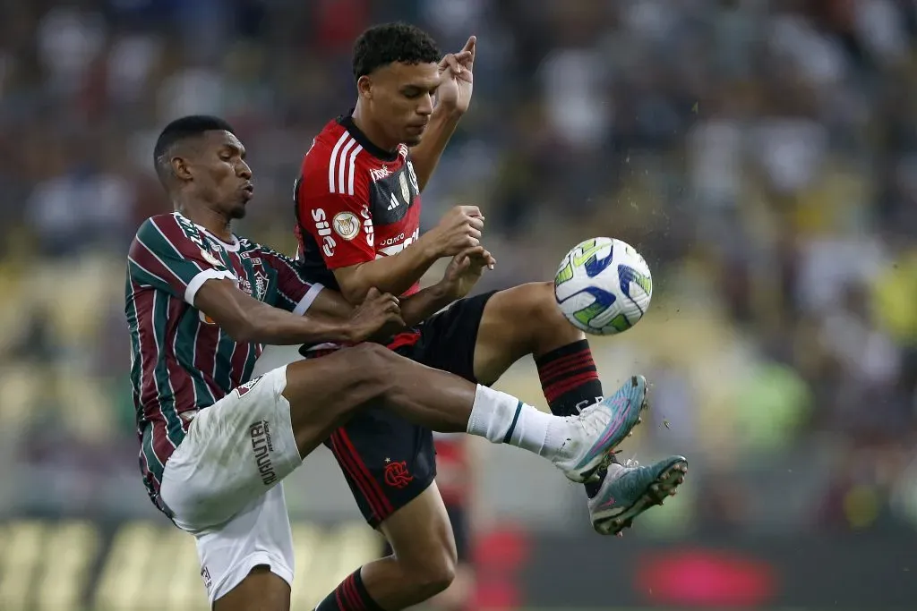 Lelê of Fluminense fights for the ball with Victor Hugo of Flamengo. (Photo by Wagner Meier/Getty Images)