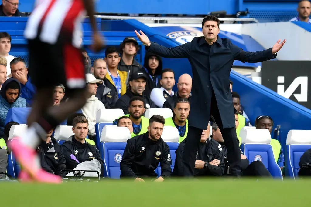 LONDON, ENGLAND – OCTOBER 28: Mauricio Pochettino à frente de Deivid Washington, sentado no banco de reservas contra o Brentford, (Photo by Alex Broadway/Getty Images)