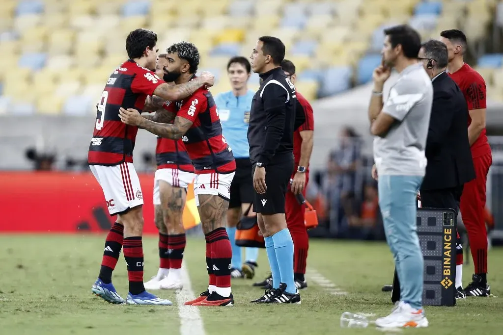 Pedro of Flamengo is substituted by tammate Gabriel Barbosa  (Photo by Wagner Meier/Getty Images)