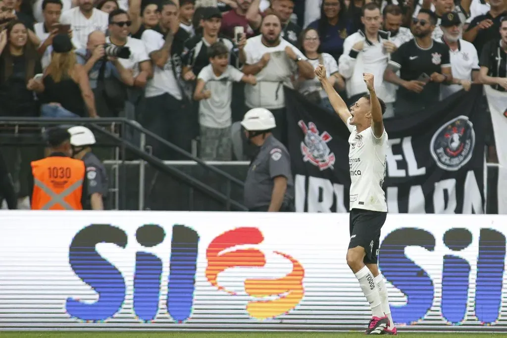 Matheus Araújo celebrando gol pelo Corinthians. (Photo by Miguel Schincariol/Getty Images)