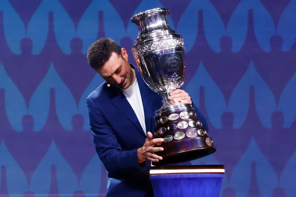 Lionel Scaloni com a taça da Copa América. (Photo by Eva Marie Uzcategui/Getty Images)