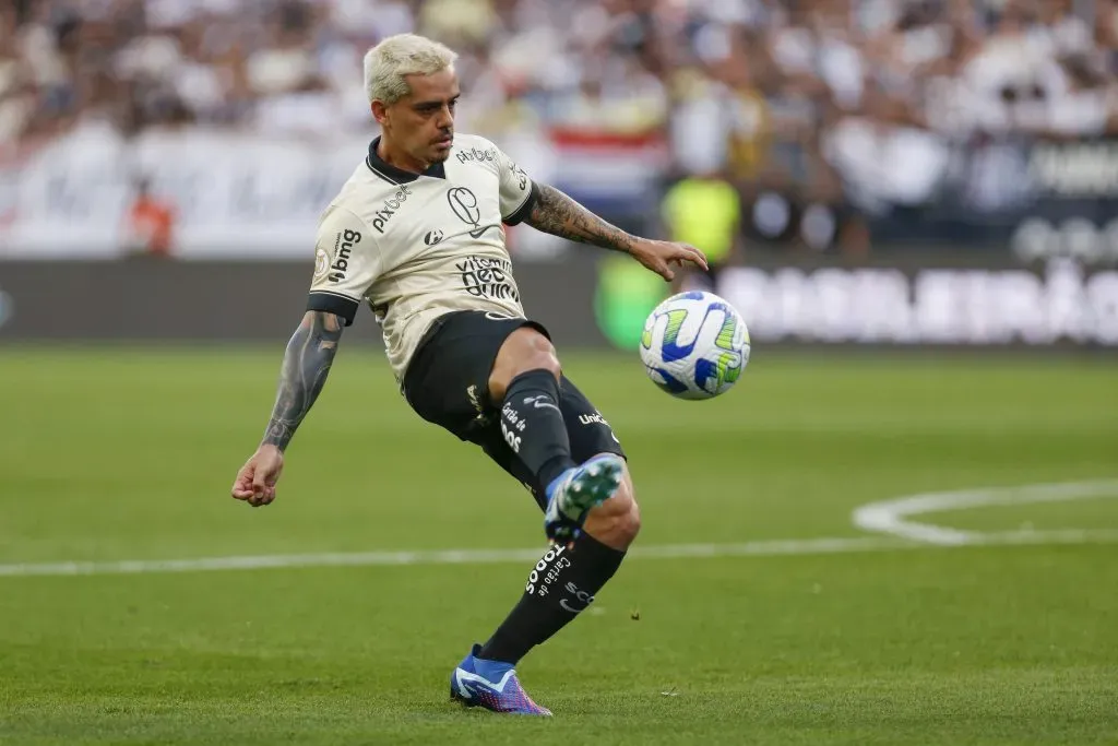 SAO PAULO, BRAZIL – DECEMBER 2: Fagner of Corinthians controls the ball during the match between Corinthians and Internacional as part of Brasileirao Series A 2023 at Neo Quimica Arena on December 2, 2023 in Sao Paulo, Brazil. (Photo by Ricardo Moreira/Getty Images)