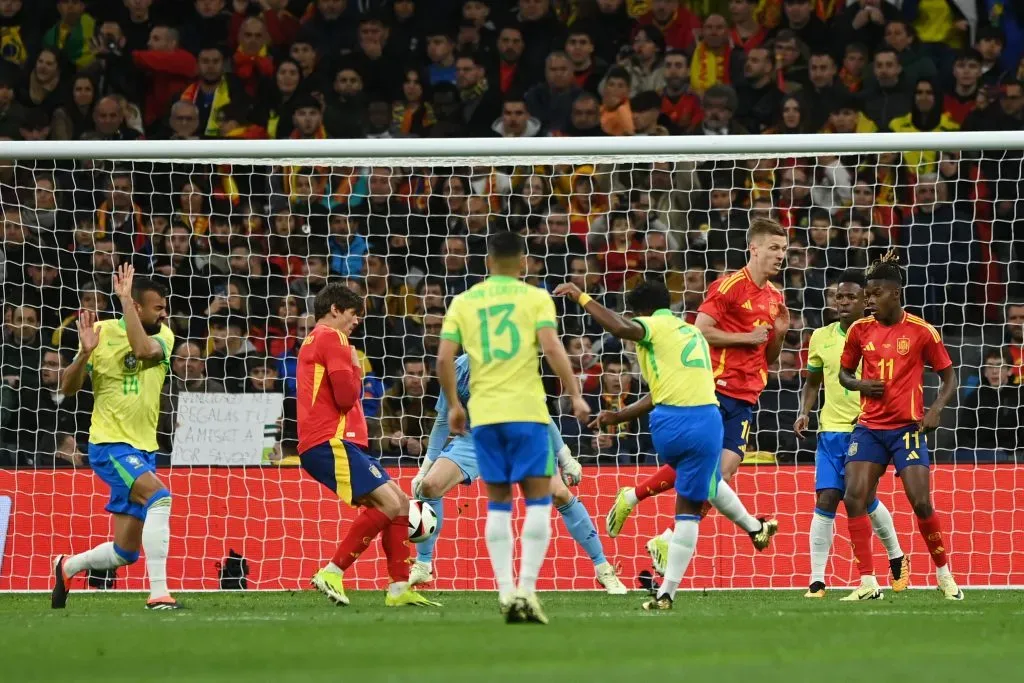 Momento que Endrick bateu na bola. Foto: Denis Doyle/Getty Images