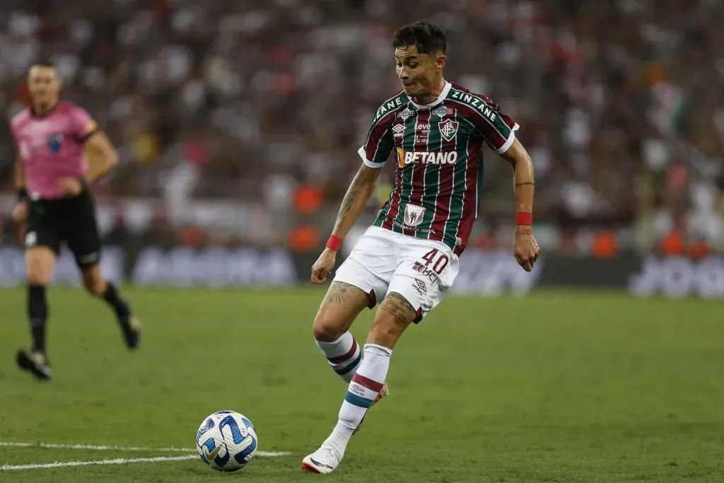 Diogo Barbosa em ação pelo Fluminense. (Photo by Ricardo Moreira/Getty Images)