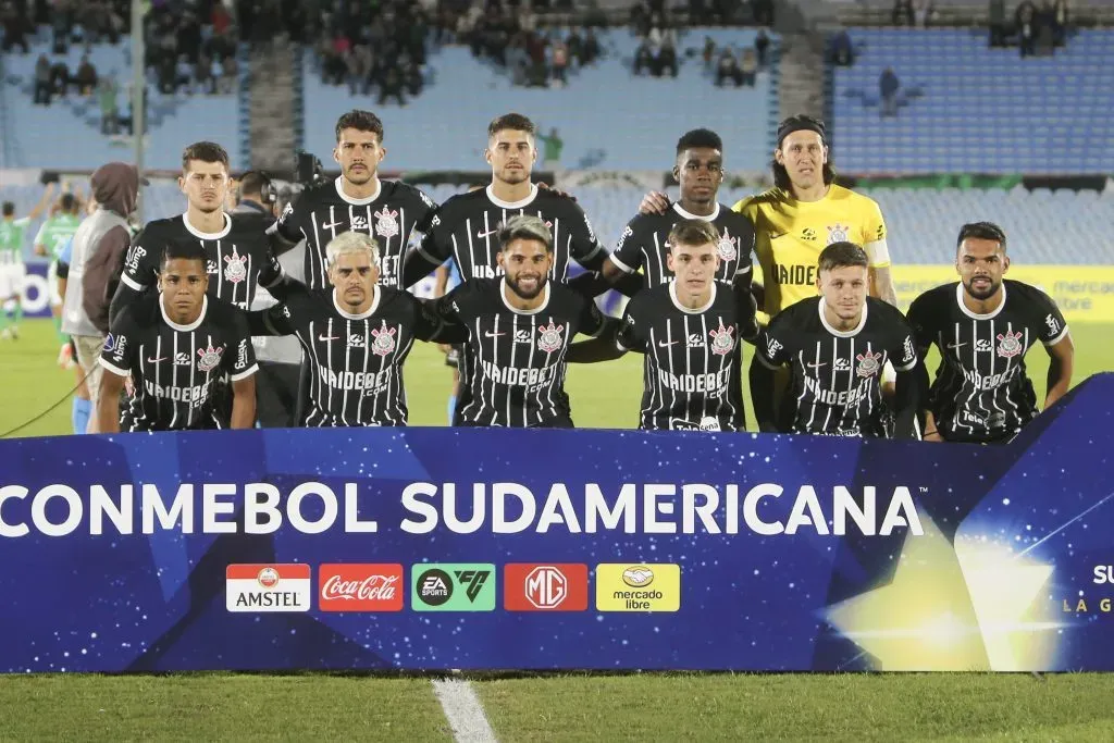 Time do Corinthians que enfrentou o Racing. (Photo by Ernesto Ryan/Getty Images)