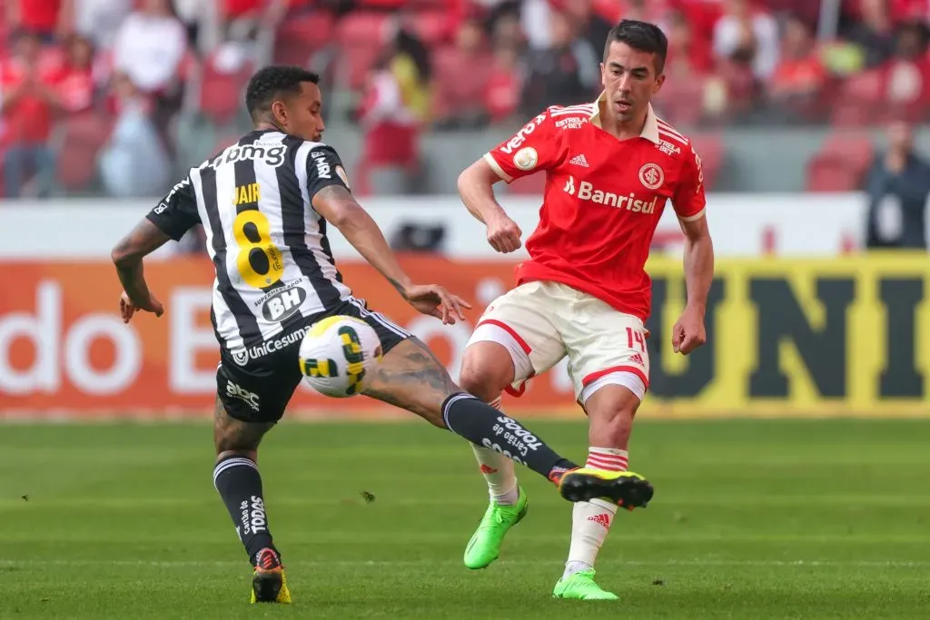 Carlos de Pena contra o Atlético Mineiro. (Photo by Silvio Avila/Getty Images)