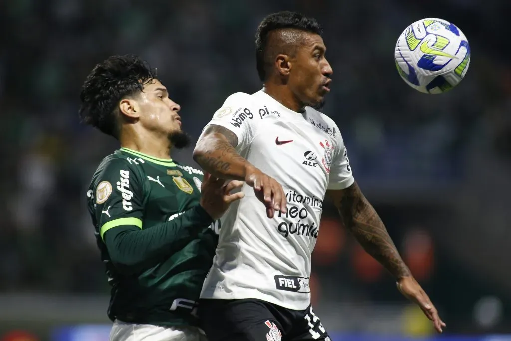 Paulinho em partida contra o Palmeiras. (Photo by Miguel Schincariol/Getty Images)