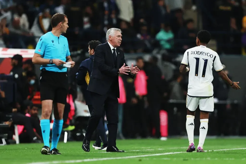 Ancelotti e Vini Jr. (Photo by Yasser Bakhsh/Getty Images)