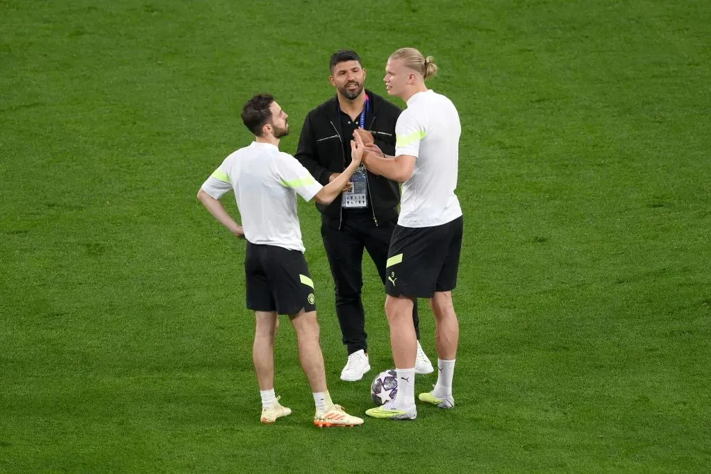 Sergio Aguero talks to Bernardo Silva and Erling Haaland . (Photo by Shaun Botterill/Getty Images)