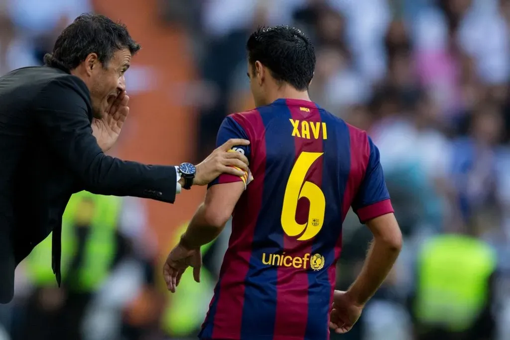 Luis Enrique dá instruções para Xavi, no Barcelona, em 2014 (Photo by Gonzalo Arroyo Moreno/Getty Images)