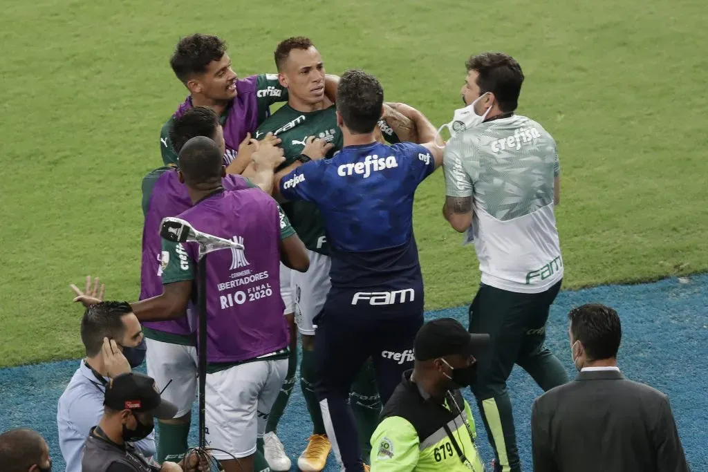 Breno Lopes comemora gol pelo Palmeiras em 2021. Foto: Silvia Izquierdo – Pool/Getty Images