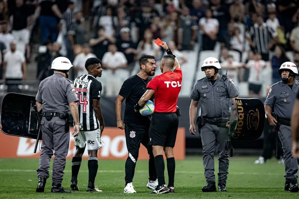 António Oliveira se revolta com árbitro Yuri Elino durante no jogo contra o Atlético-MG | Foto: Leonardo Lima/AGIF