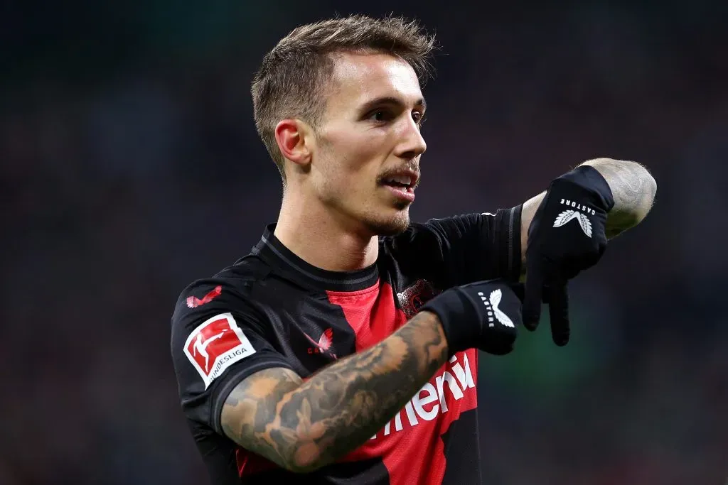 Grimaldo em ação pelo Leverkusen (Photo by Cathrin Mueller/Getty Images)