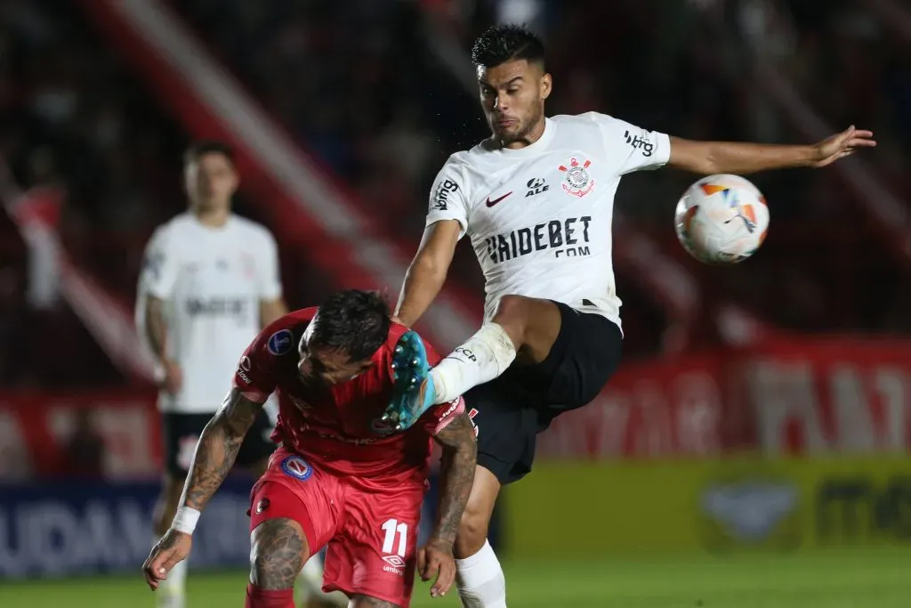 Fausto Vera em ação na partida de hoje (23). (Photo by Daniel Jayo/Getty Images)