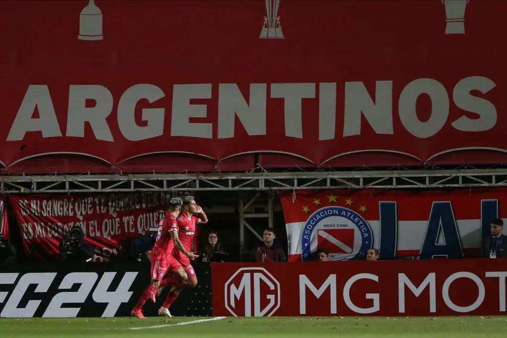 Gaston Verón celebrando gol contra o Corinthians. (Photo by Daniel Jayo/Getty Images)