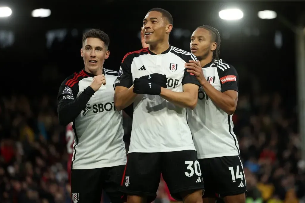 Carlos Vinícius celebrando gol pelo Fulham. (Photo by Eddie Keogh/Getty Images)