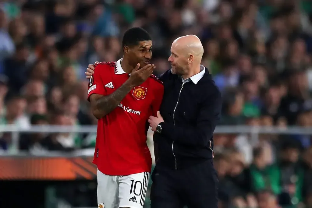 Rashford e Erik ten Hag. (Photo by Fran Santiago/Getty Images)