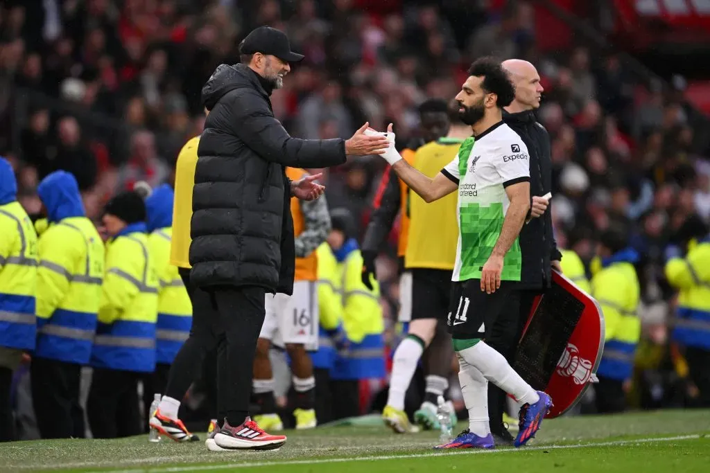 Jurgen Klopp, Manager of Liverpool, shakes hands with Mohamed Salah(Photo by Stu Forster/Getty Images)