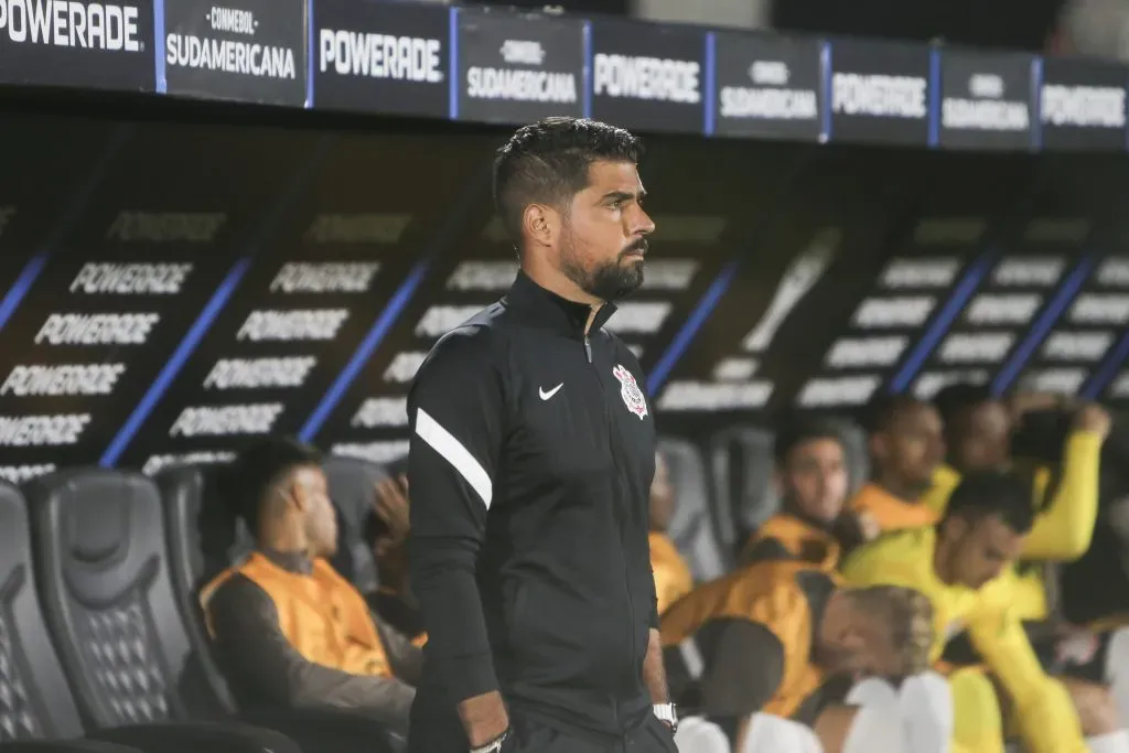 António Oliveira pode promover a entrada de Pedro Raul contra o América-RN (Photo by Ernesto Ryan/Getty Images)