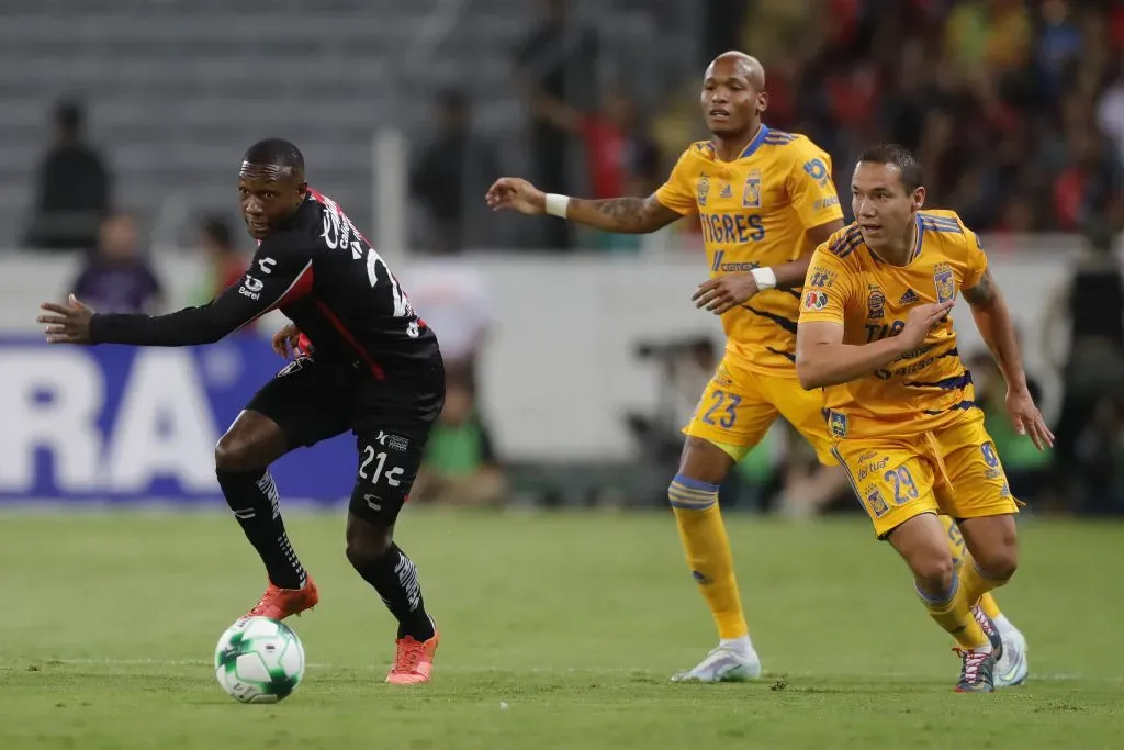 Aníbal Chalá em duelo contra o Tigres. (Photo by Refugio Ruiz/Getty Images)