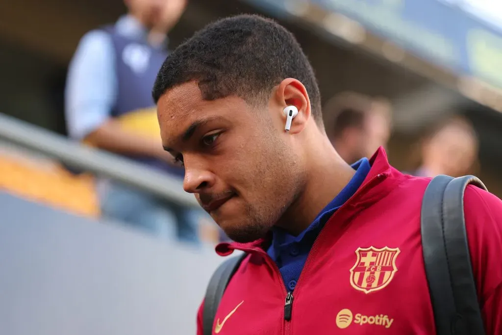 Vitor Roque está sem espaço no Barcelona. (Photo by Fran Santiago/Getty Images)