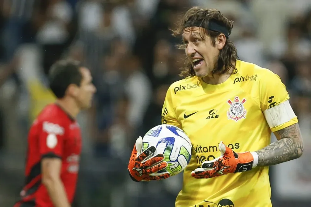 Goleiro enfrentando o Athletico (Photo by Ricardo Moreira/Getty Images)