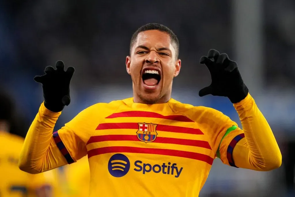 Vitor Roque celebrando gol pelo Barcelona. (Photo by Juan Manuel Serrano Arce/Getty Images)