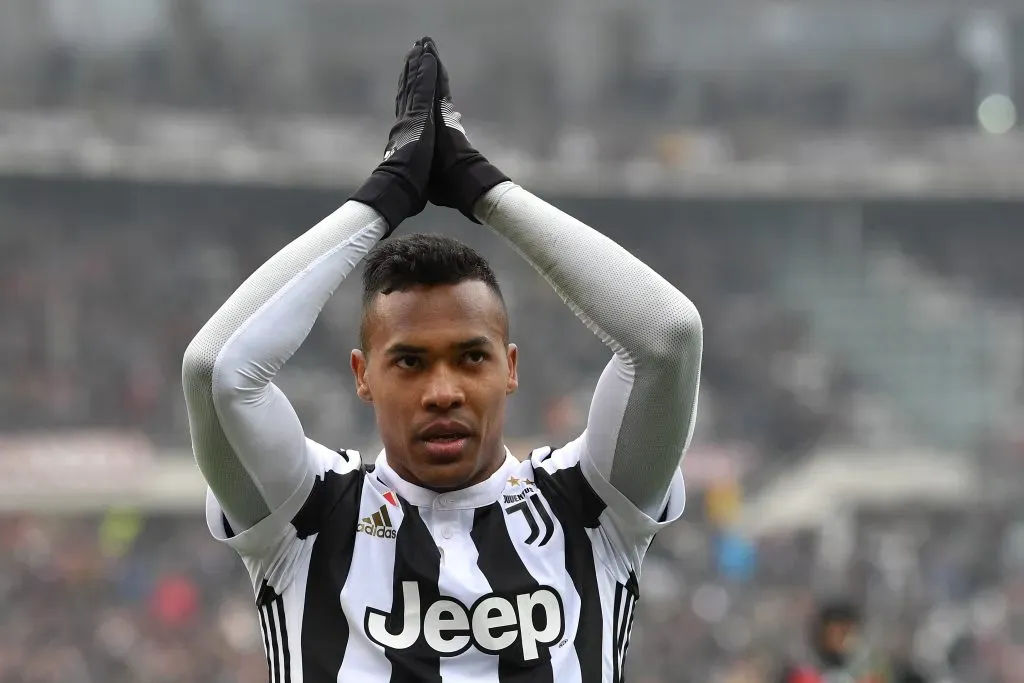 Alex Sandro pode estar de saída da Juventus.  (Photo by Valerio Pennicino/Getty Images)