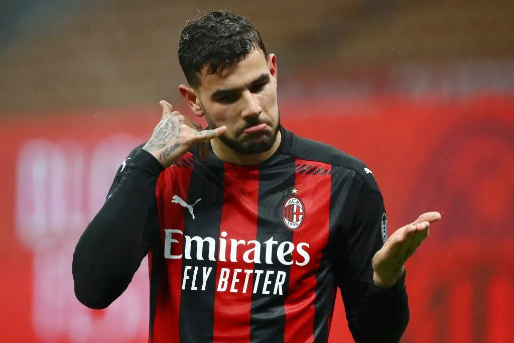 Theo Hernández celebrando gol pelo Milan. (Photo by Marco Luzzani/Getty Images)