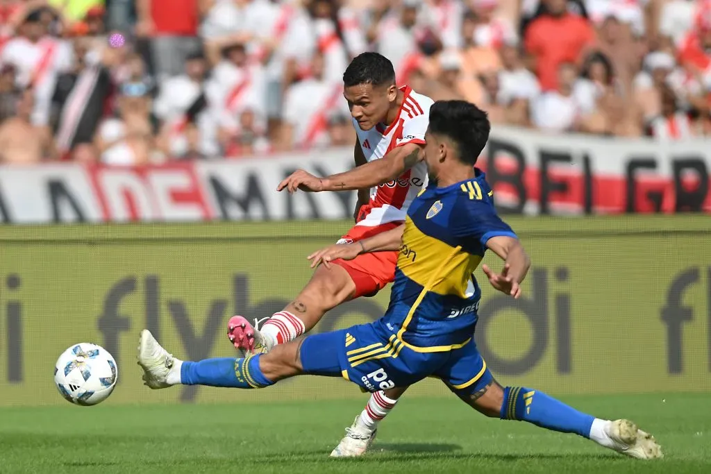 Guillermo Fernández em partida contra o River Plate. (Photo by Luciano Bisbal/Getty Images)