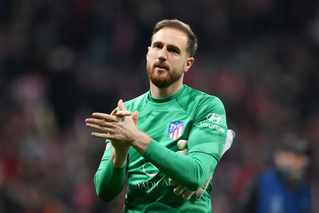 MADRID, SPAIN – MARCH 13: Jan Oblak of Atletico Madrid applauds the fans after the team’s victory in the penalty shoot out during the UEFA Champions League 2023/24 round of 16 second leg match between Atlético Madrid and FC Internazionale at Civitas Metropolitano Stadium on March 13, 2024 in Madrid, Spain. (Photo by David Ramos/Getty Images)