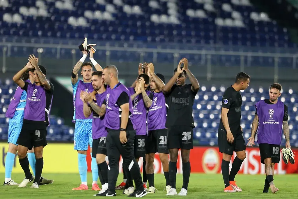 Jogadores do Corinthians comemorando com a Fiel torcida. (Photo by Christian Alvarenga/Getty Images)