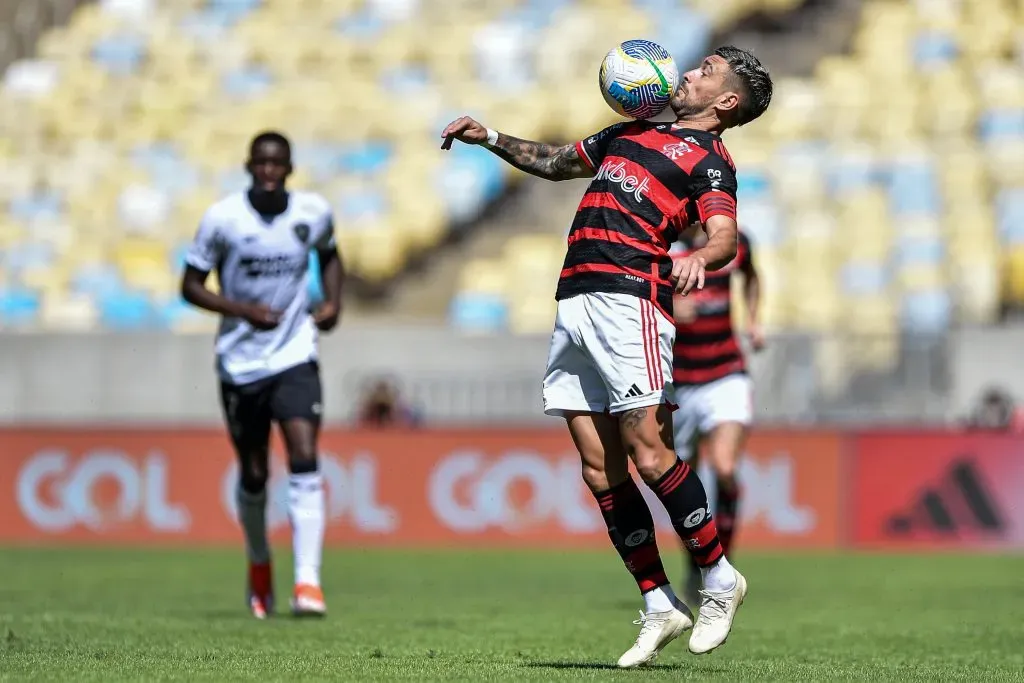 Arrascaeta em ação contra o Botafogo, partida que se machucou. Foto: Thiago Ribeiro/AGIF