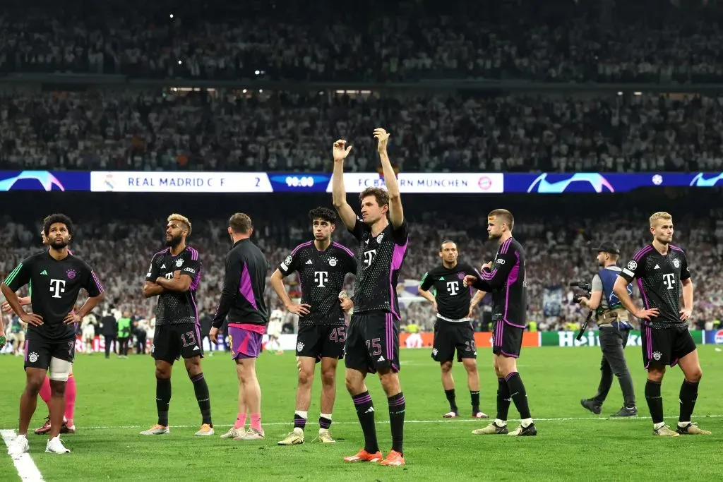 Jogadores do Bayern agradecendo os torcedores. (Photo by Alexander Hassenstein/Getty Images)