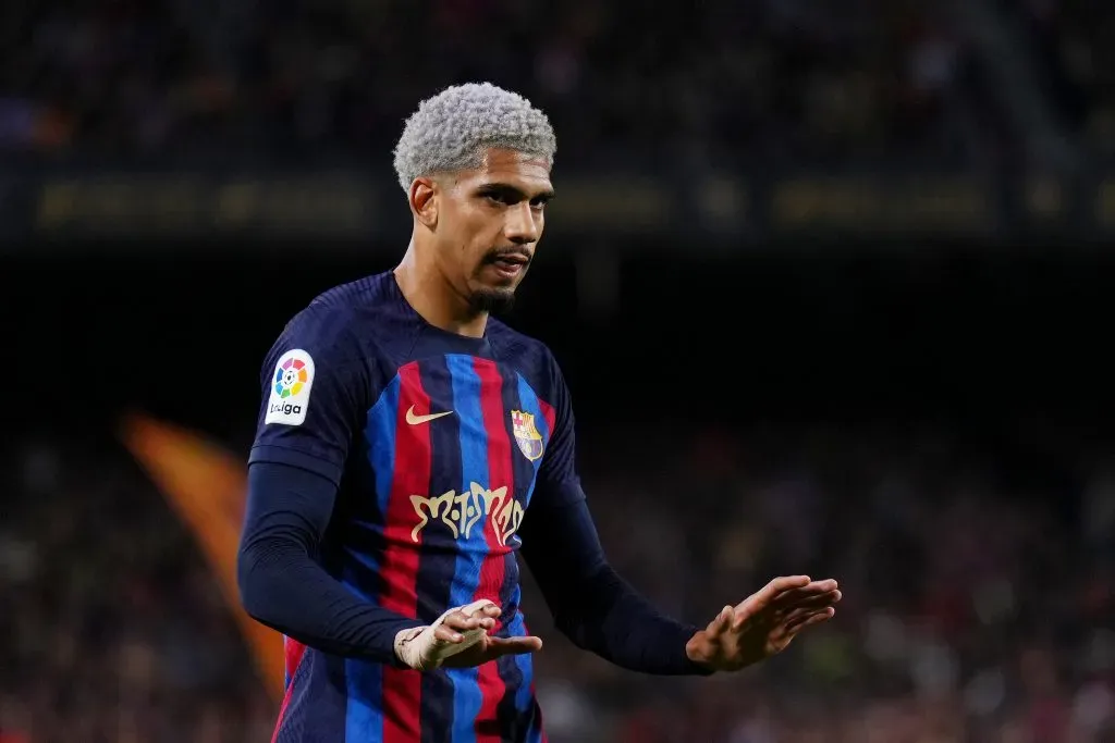 Ronald Araújo enfrentando o Real Madrid (Photo by Angel Martinez/Getty Images)