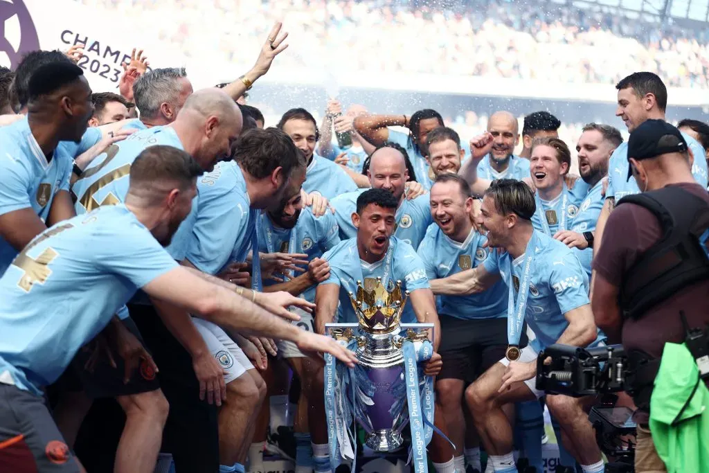 Matheus Nunes comemora o título da Premier League. Contudo, jogador não vem tendo tanto espaço com o técnico Pep Guardiola e City está aberto a ouvir propostas. (Photo by Naomi Baker/Getty Images)