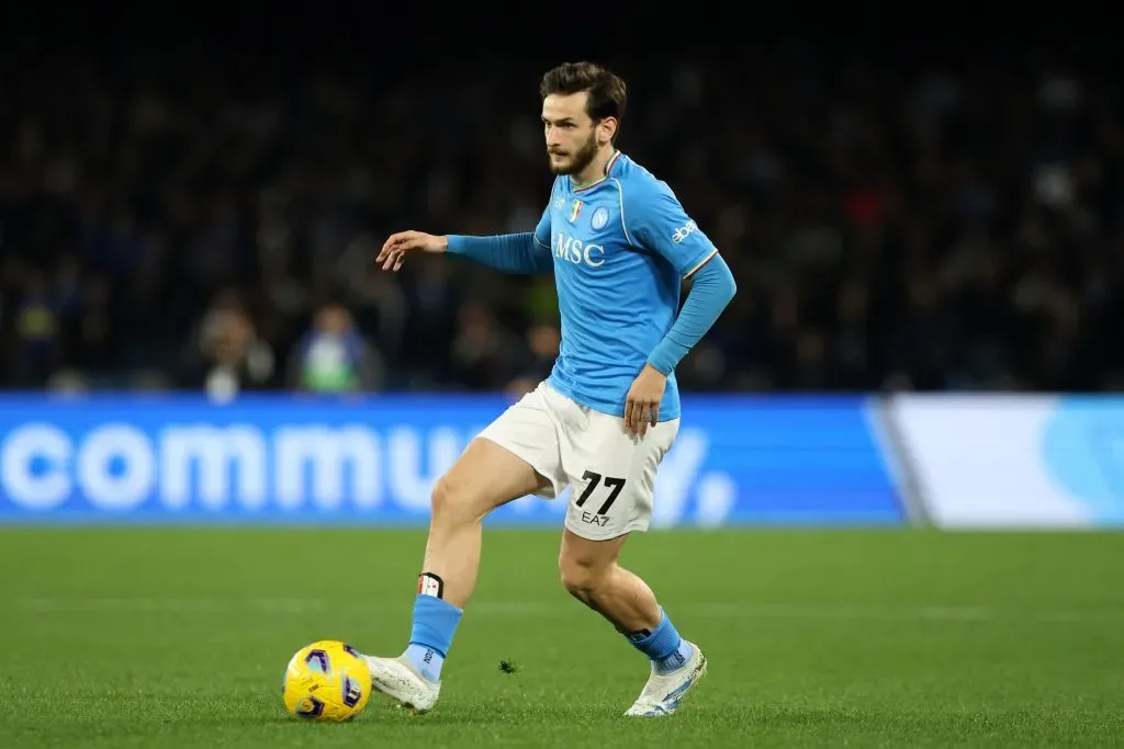 Kvaratskhelia com o domínio da bola no Napoli. Foto: Francesco Pecoraro/Getty Images