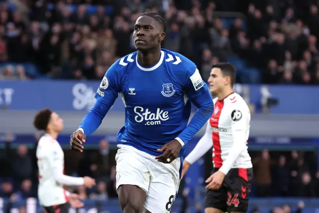 Amadou Onana celebrando gol pelo Everton FC. (Photo by Alex Livesey/Getty Images)