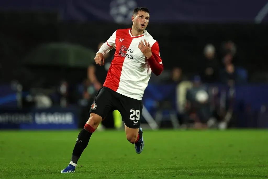 Santiago Gimenez em ação no Feyenoord pela UEFA Champions League. (Foto: Dean Mouhtaropoulos/Getty Images)