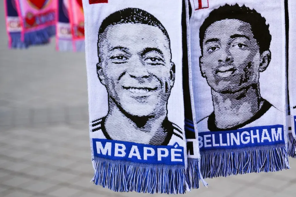 Cachecois do Real Madrid de Mbappé e Bellingham. (Photo by David Ramos/Getty Images)