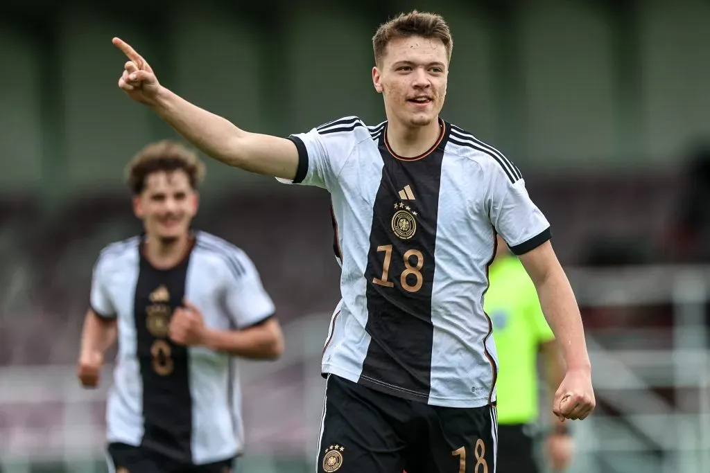 Dzenan Pejcinovic pela Alemanha sub-19. (Photo by David Balogh/Getty Images for DFB)