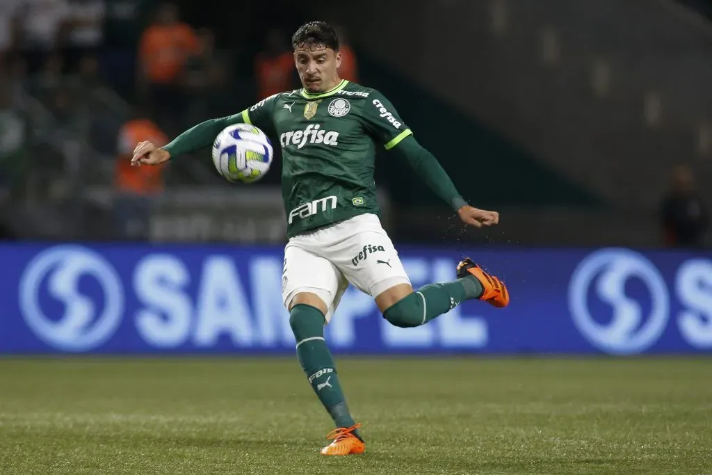 Joaquín Piquerez em ação pelo Palmeiras. (Photo by Miguel Schincariol/Getty Images)