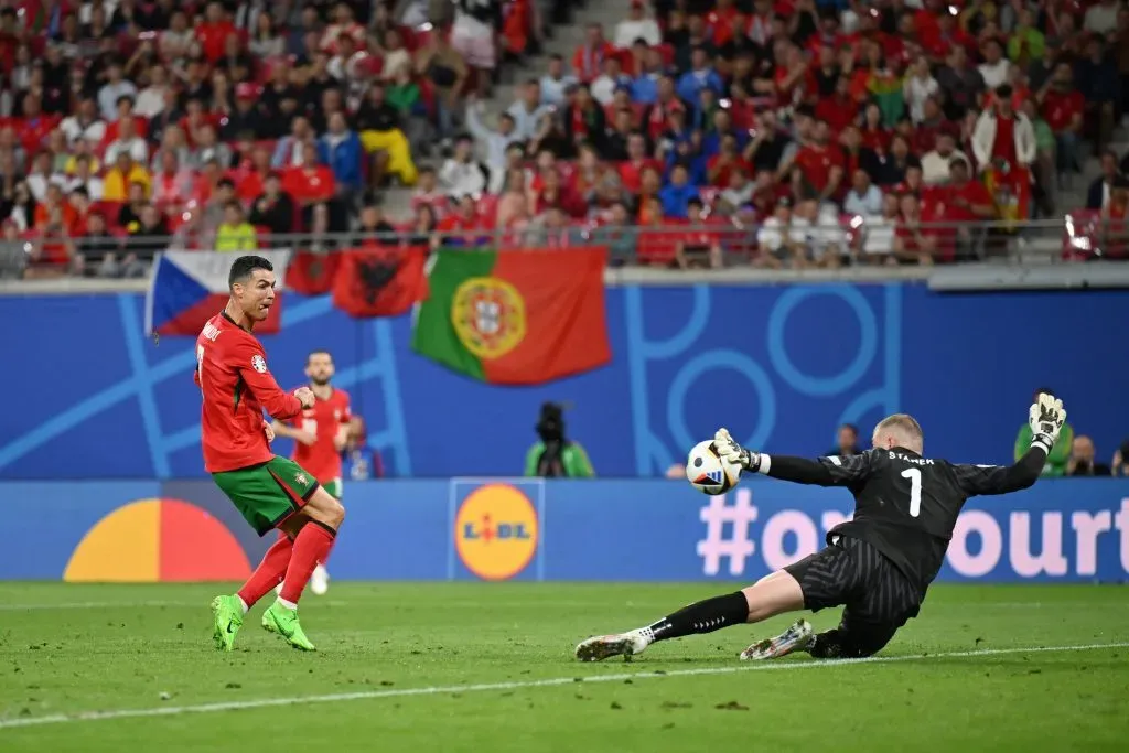 Cristiano Ronaldo parou na defesa da República Tcheca na estreia na Eurocopa 2024. (Photo by Dan Mullan/Getty Images)