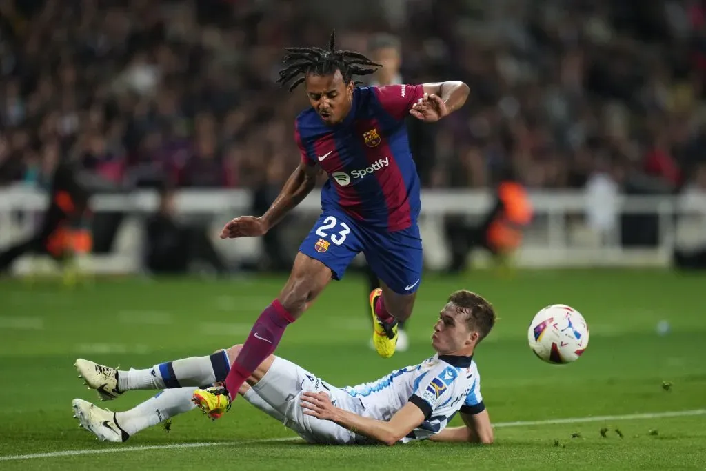 Jules Koundé com a camisa do Barcelona pela La Liga. (Photo by Alex Caparros/Getty Images)