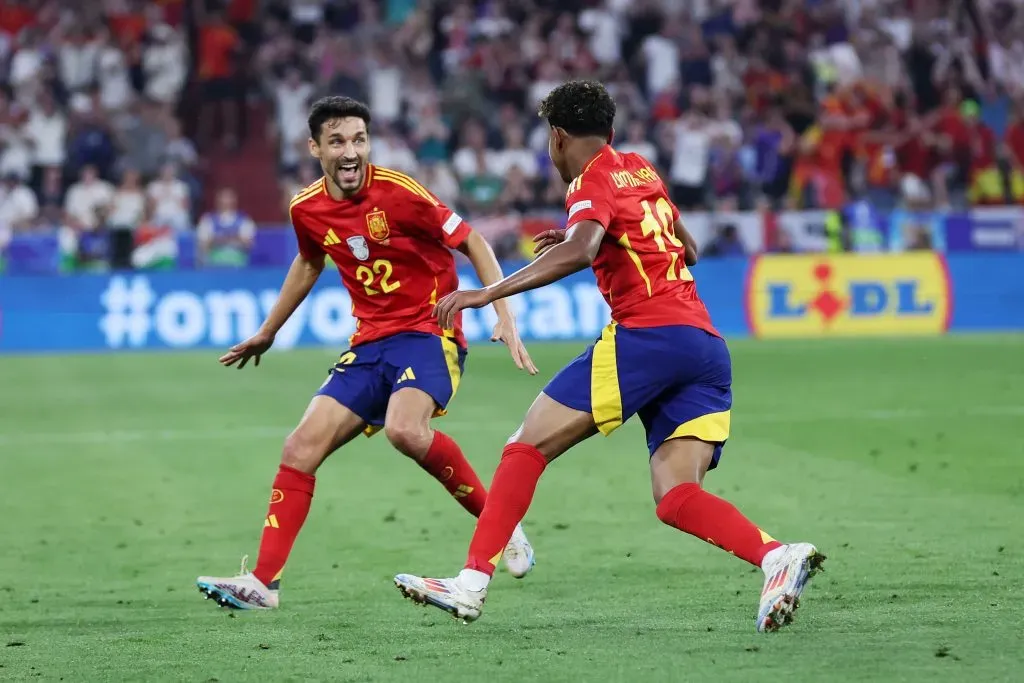 Lamine Yamal comemora o primeiro gol da Espanha. (Photo by Alex Livesey/Getty Images)