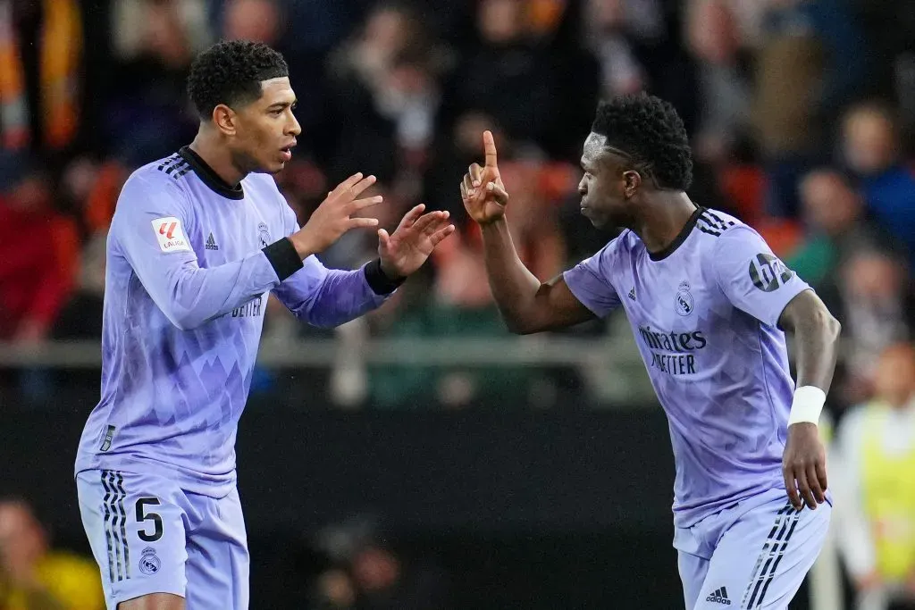 Vinicius Junior atuando ao lado de Jude Bellingham pelo Real Madrid. (Photo by Aitor Alcalde/Getty Images)