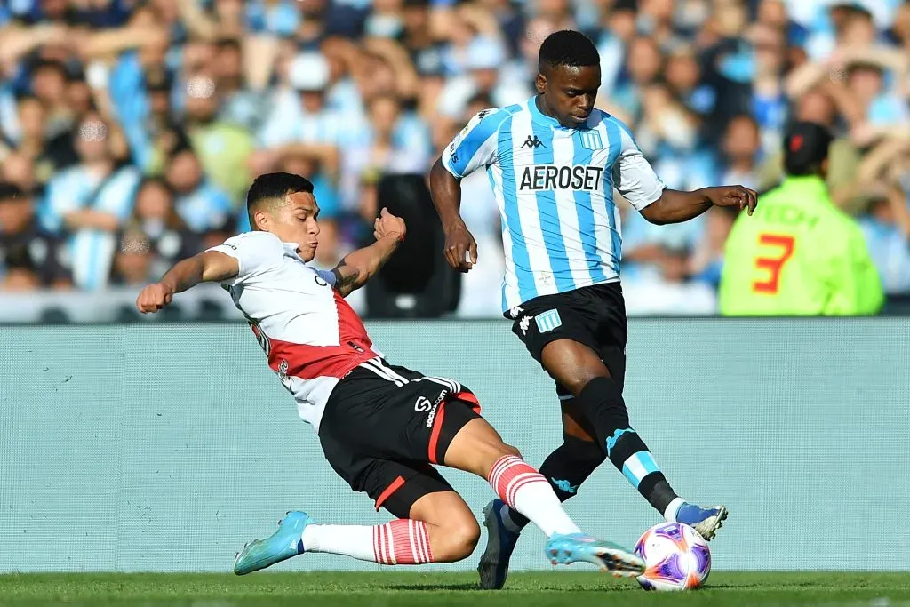 Andrés Herrera, do River Plate, disputando a bola em um jogo do Campeonato Argentino. (Photo by Marcelo Endelli/Getty Images)