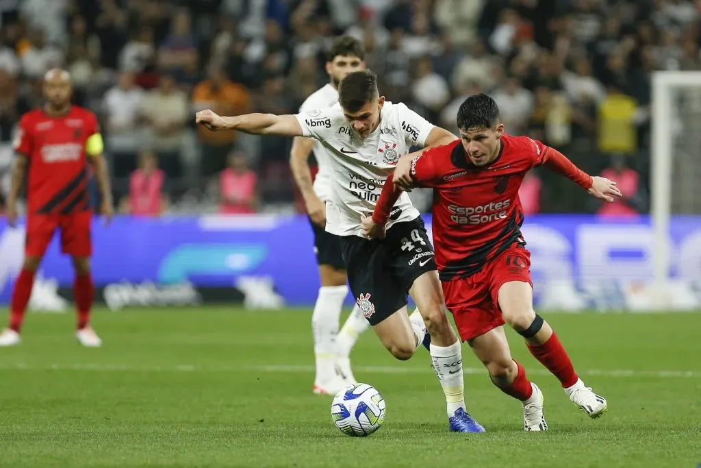 Bruno Zapelli em ação pelo Athletico Paranaense contra o Corinthians. (Photo by Ricardo Moreira/Getty Images)