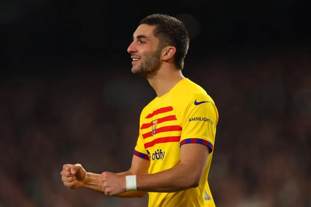 Ferran Torres celebrando gol pelo Barcelona. (Photo by Fran Santiago/Getty Images)